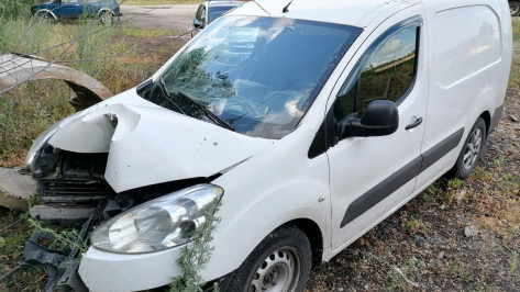 В Воронежской области иномарка вылетела с дороги и врезалась в дерево: пострадали 2 девушки