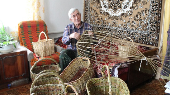 Ветеран труда из Петропавловки плетет лучшие в районе корзины из лозы