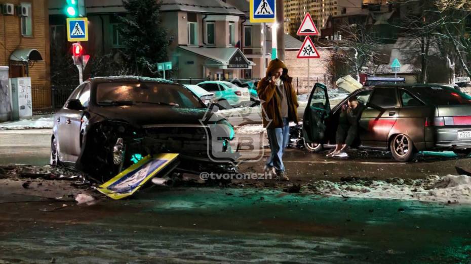 В Воронеже на улице Острогожской автомобиль снес дорожный знак