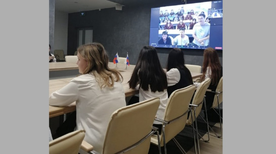 В Бобровском центре «Лидер» для школьников впервые провели видеоконференцию с Китаем