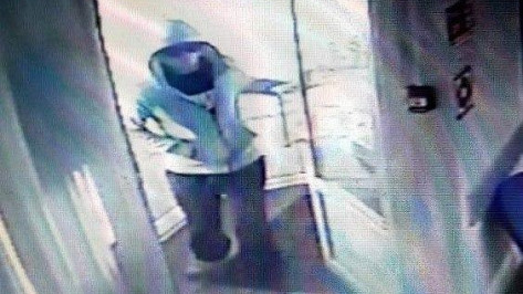 Налетчик в медицинской маске ограбил салон микрозаймов в Воронеже