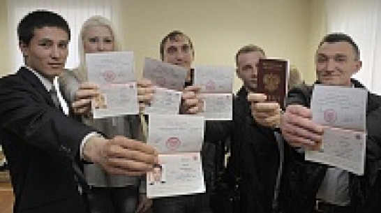 В Воронеже крымчане получили гражданство за неделю