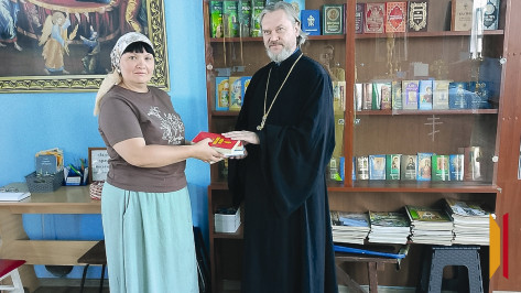 Сотрудники таловской газеты «Заря» передали книги в храм