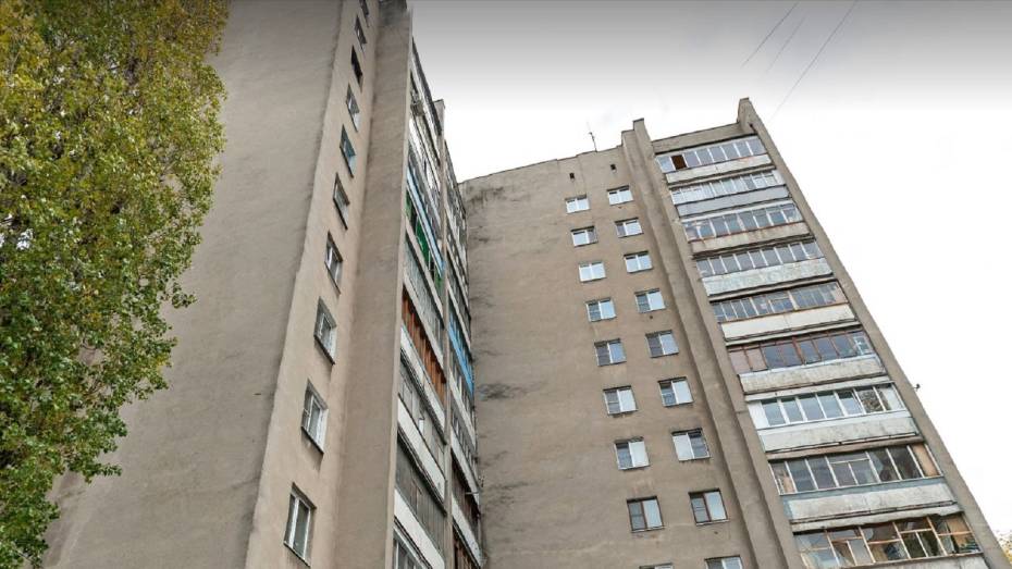 Спасатели эвакуировали 15 человек из воронежской многоэтажки из-за ночного пожара