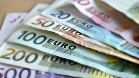 Курс евро опустился ниже 70 рублей впервые с весны 2018 года