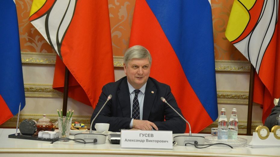 Губернатор Александр Гусев поздравил легендарную воронежскую «Коммуну» со 105-летием