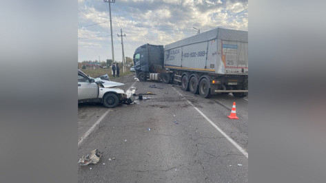 Водитель ВАЗ-2111 погиб при лобовом столкновении с грузовиком в Воронежской области