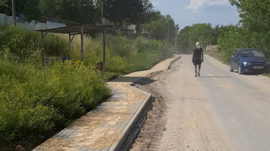 В хохольском селе Костенки на улице Набережной сделали тротуар за 3,6 млн рублей