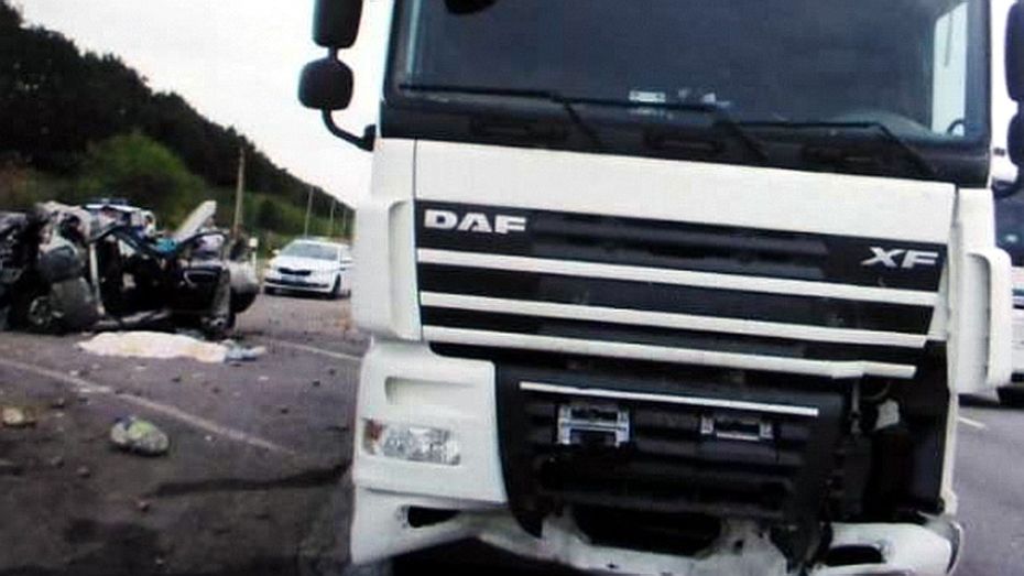 В Воронежской области грузовик снес стоящую машину и убил 2 человек