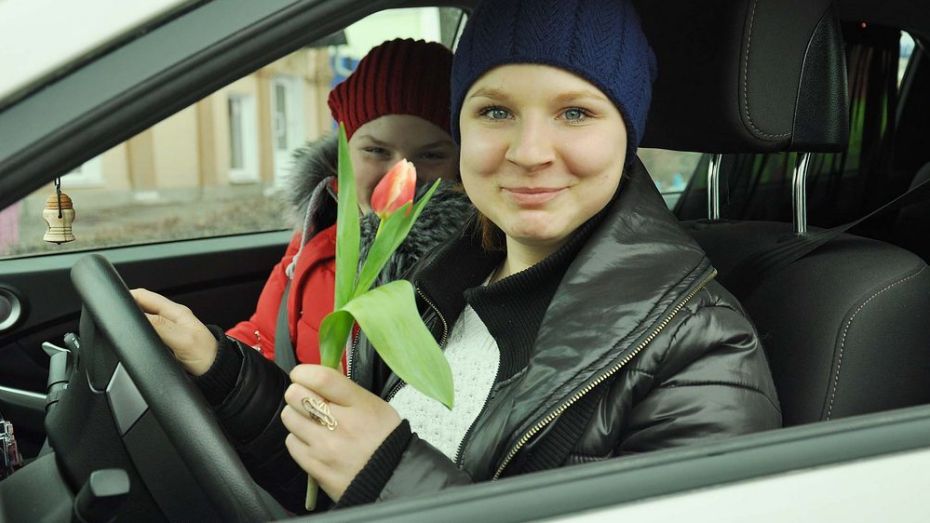 В Бутурлиновке сотрудники отделения ГИБДД вручили женщинам-водителям цветы