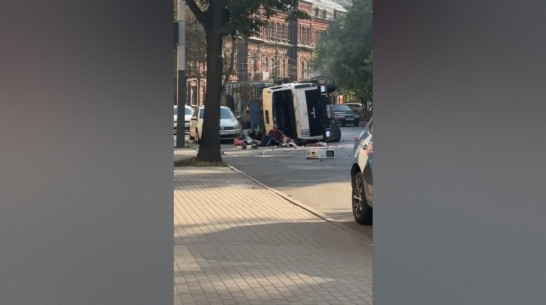 В центре Воронежа перевернулся мусоровоз: водитель и пассажир вылетели через лобовое стекло
