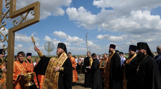 В Ильин день российские и украинские священнослужители освятили на границе Поклонный крест