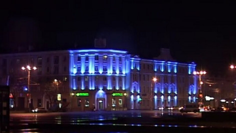Здания в центре Воронежа подсветили синим в поддержку людей с аутизмом