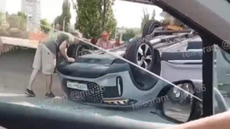 В Воронеже днем 23 июня на Ленинском проспекте перевернулся автомобиль