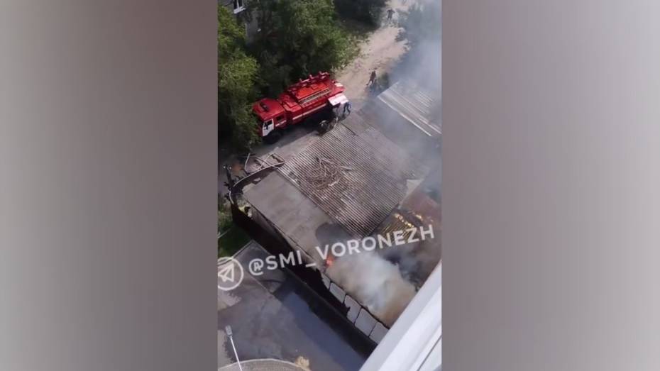 Крупный пожар на улице Героев Стратосферы в Воронеже попал на видео