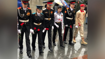 Панинские школьницы возложили цветы к Могиле Неизвестного Солдата у Кремлевской стены