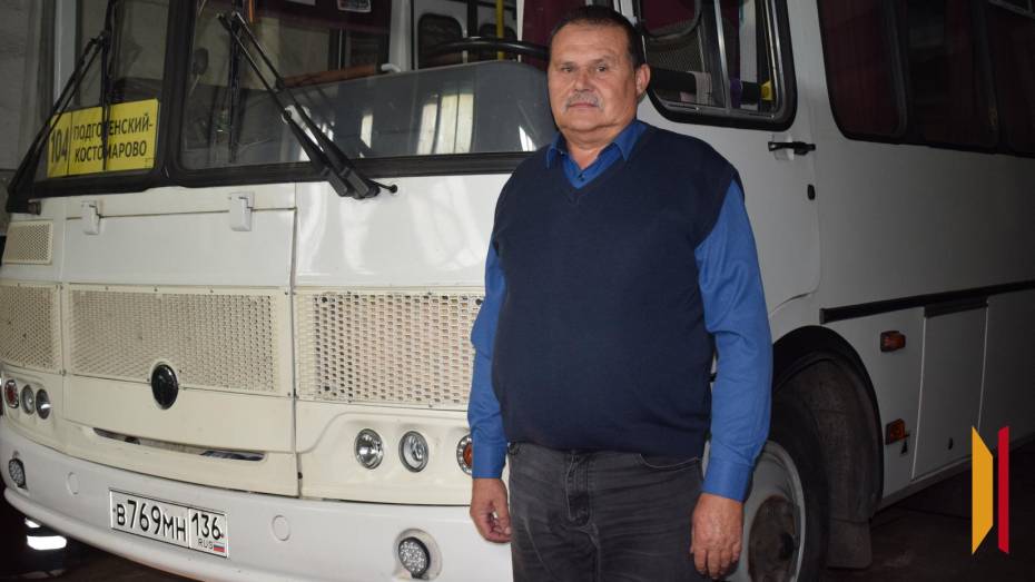 «Бабушкам надо ехать». Больше 40 лет житель подгоренского села работает водителем