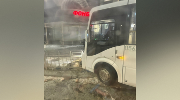 В Воронеже на улице Юлюса Янониса автобус №12 врезался в ограждение на остановке