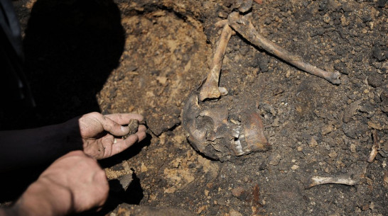 В Воронеже на стройке рабочие нашли бомбовую воронку с погибшими в 1942 году красноармейцами