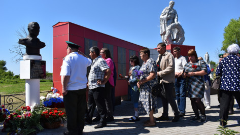 Бюст участнику СВО – Герою России открыли в Аннинском районе