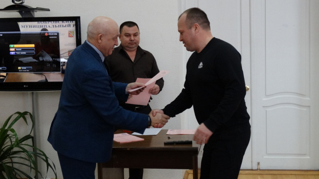 В Боброве жилищные сертификаты вручили 49 молодым семьям
