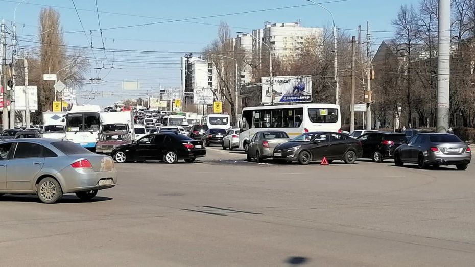 Две аварии парализовали Московский проспект в Воронеже