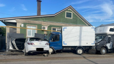 В Воронеже водитель иномарки пострадал в жестком ДТП с двумя грузовиками