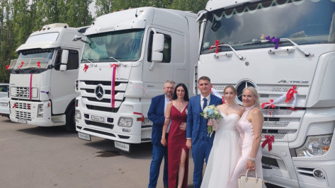 Воронежец и его невеста из Беларуси приехали в ЗАГС на белых фурах