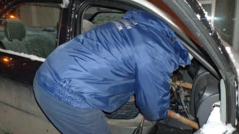 В Воронеже металлическая труба проткнула Renault: водитель погиб