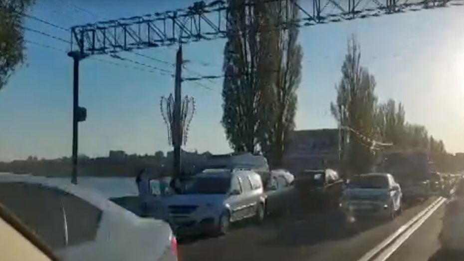 В Воронеже массовая авария на Чернавском мосту спровоцировала пробку