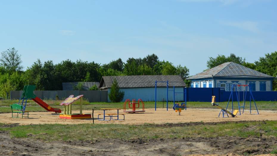 В петропавловском хуторе Замостье впервые сделали детскую площадку