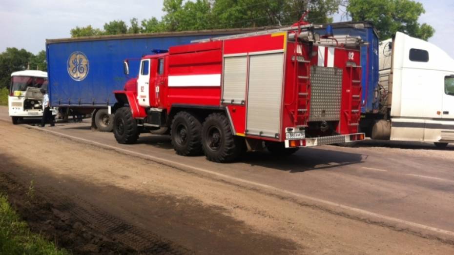 МЧС: 15 пассажиров «ПАЗа» попали в больницу после ДТП с Volvo под Воронежем