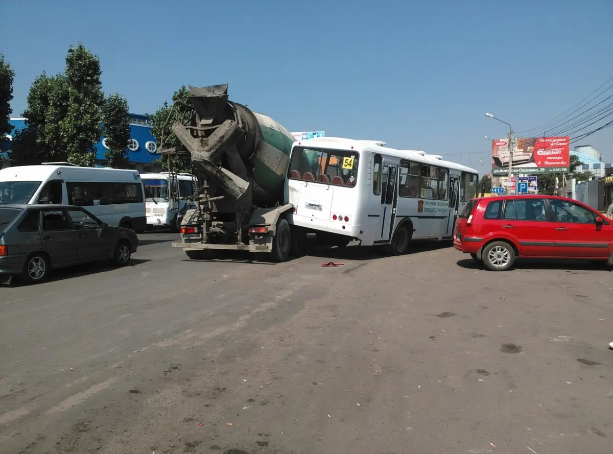 В Воронеже бетономешалка врезалась в пассажирский автобус