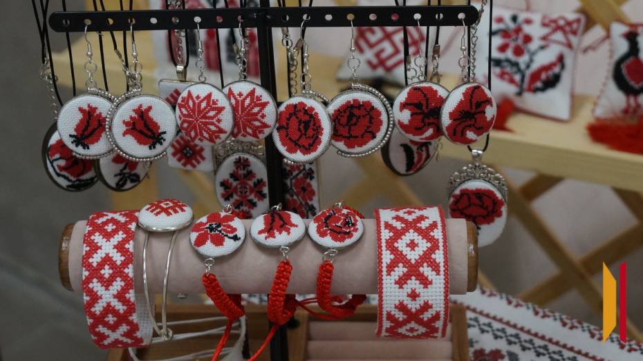 В Богучаре открылась выставка изделий с традиционной вышивкой