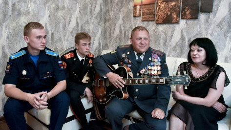 Губернатор Александр Гусев поздравил воронежскую семью с победой во всероссийском конкурсе