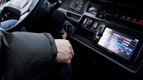 Житель Воронежской области, меняя диск в автомагнитоле, улетел в кювет