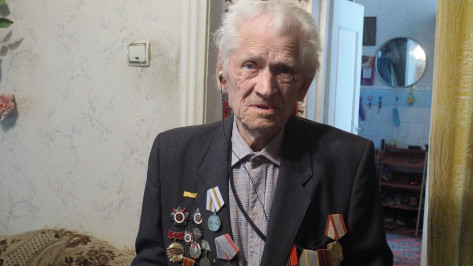 Воронежский губернатор поздравил со 100-летием участника Сталинградской битвы Ивана Елисова