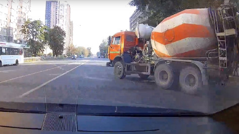 В Воронеже легковое авто чудом избежало столкновения с бетономешалкой: видео