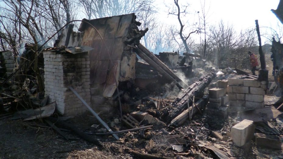 В Каменском районе из-за замыкания электропроводки сгорел нежилой дом 