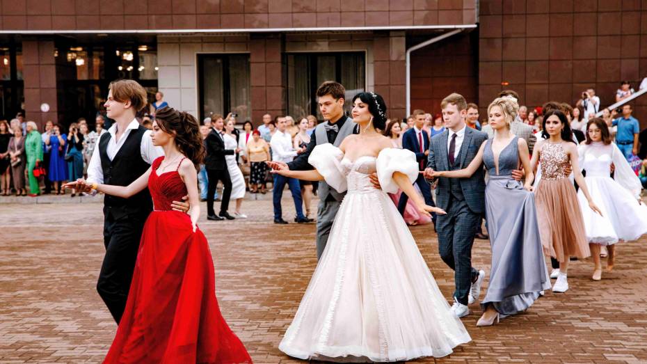 В Нововоронеже состоялся общегородской бал для выпускников со «Школой Росатома»