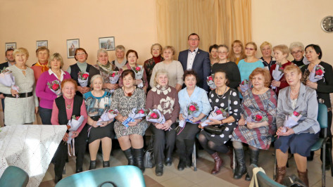 Ректор опорного вуза Воронежа поздравил многодетных женщин с Днем матери