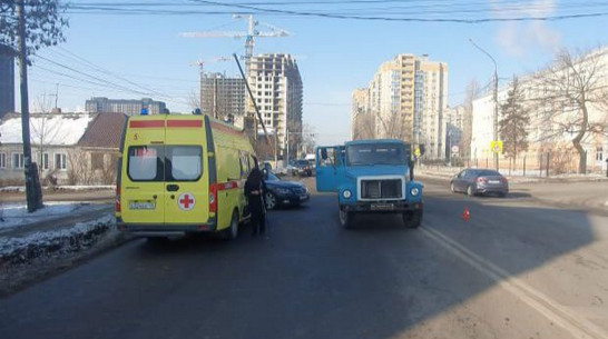 Грузовик задавил двух пенсионерок на улице 45-й Стрелковой Дивизии в Воронеже