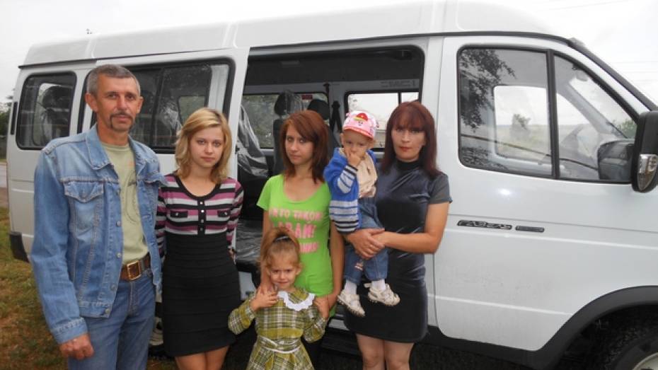 В Подгоренском районе две многодетные семьи получили «Газели»