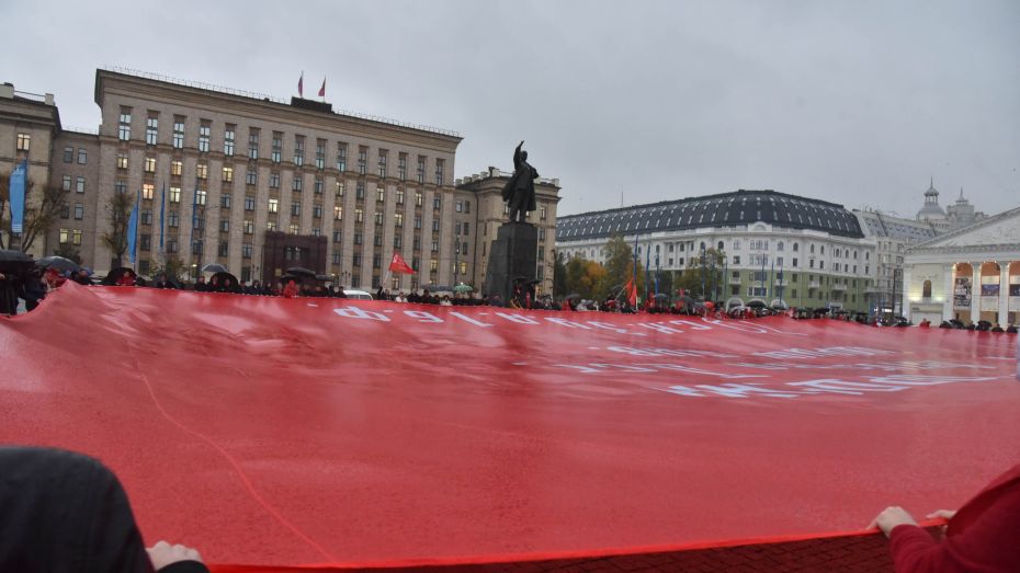 Воронежцы развернули на площади Ленина копию Знамени Победы размером 50 на 30 м