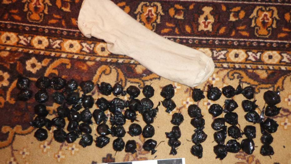 В носках у граждан Таджикистана сотрудники воронежского наркоконтроля нашли килограмм героина