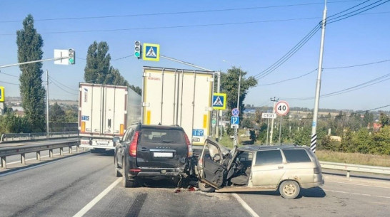 Под Воронежем водитель «десятки» устроил массовую аварию и попал в больницу