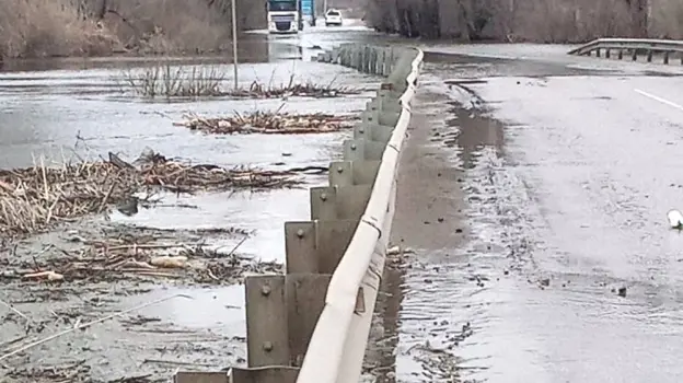 Движение легковых машин запретили по мосту через реку Воронеж из-за ее разлива