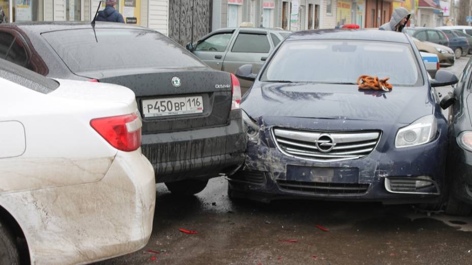 В Воронежской области перепутавшая педали автоледи спровоцировала массовое ДТП