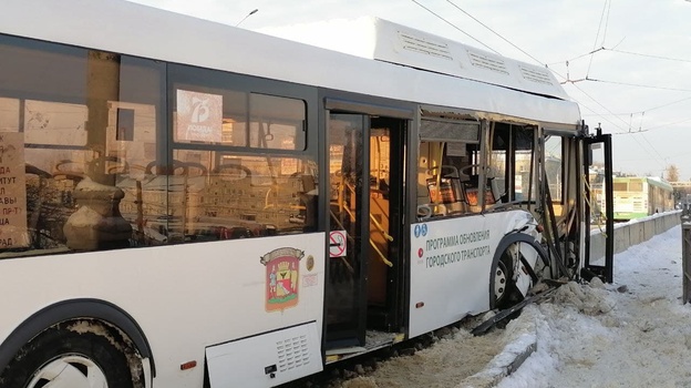 В центре Воронежа автобус врезался в бордюр: пострадали пассажиры