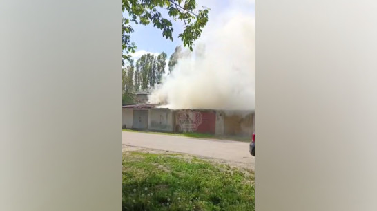 В Воронеже загорелись гаражи на улице Революции 1905 года